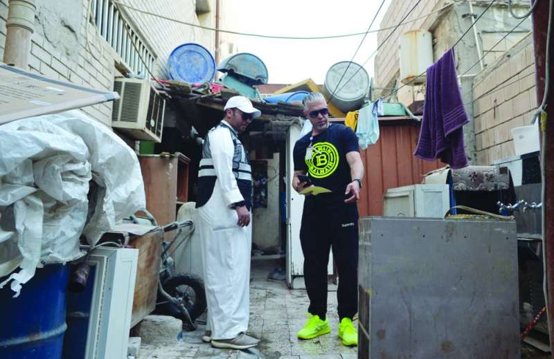 
فريق الحملة يرصد المخالفات في أحد المساكن 	(تصوير سعود سالم)
