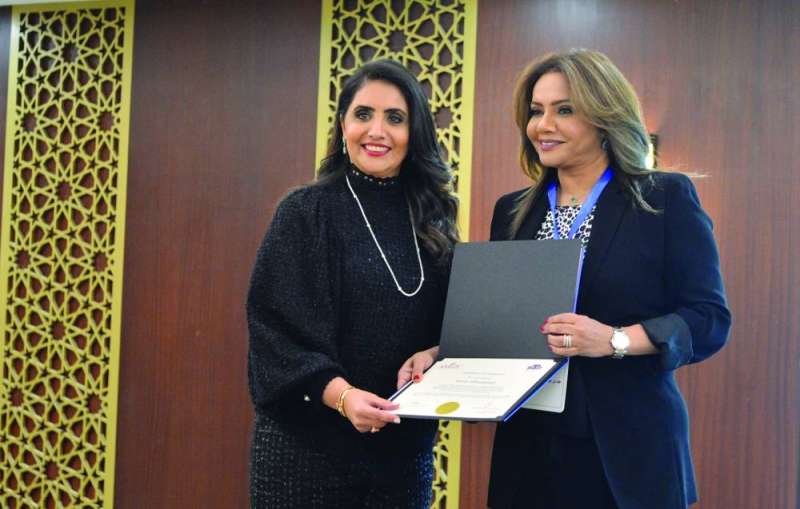 
العنزي تسلم متأهلة شهادتها