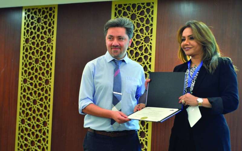 
أحد المتخصصين يتسلم شهادته