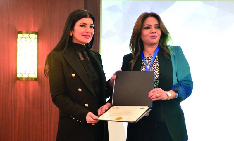 
... وإحدى المشاركات تتسلم شهادتها