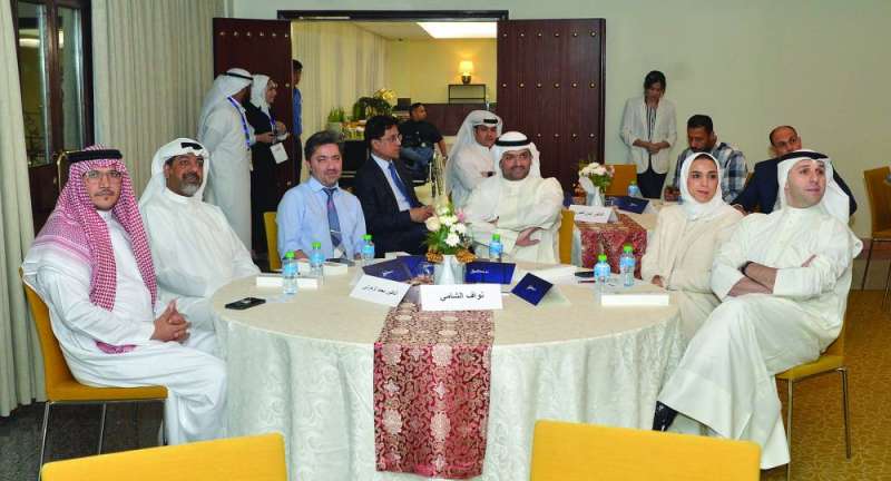 
عدد من الخريجين والحضور في الحفل