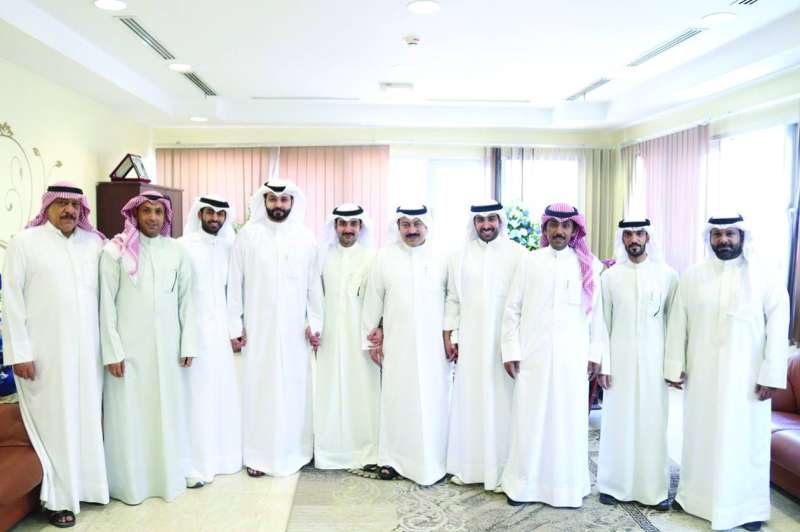 
رئيس وأعضاء مجلس إدارة جمعية الجهراء التعاونية في لقطة جماعية
