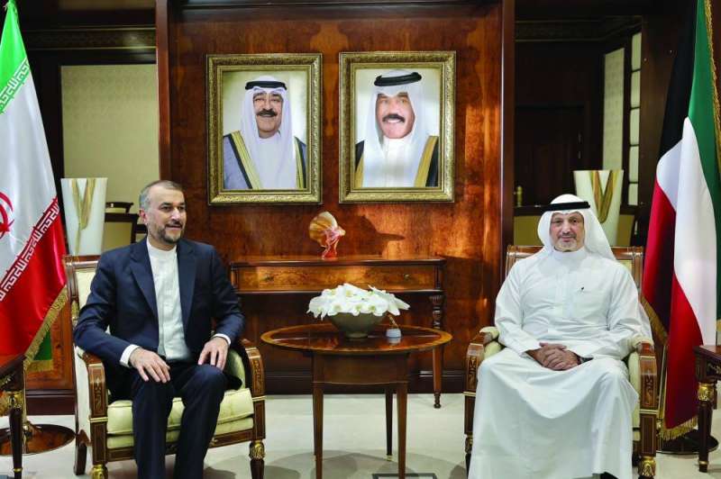 سالم الصباح مستقبلاً وزير الخارجية الإيراني