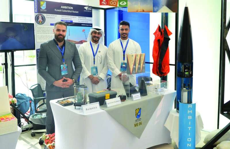 
أعضاء فريق مشروع الصاروخ في ركنهم بمعرض التصميم الهندسي