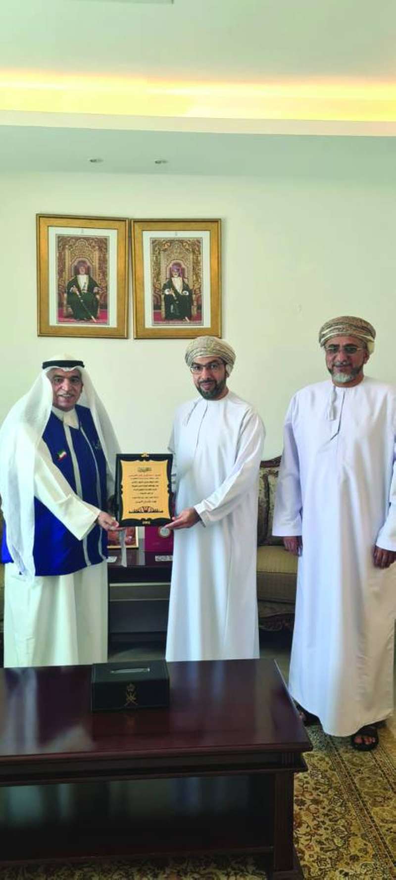 السفير العماني مكرّماً فهد الأمير 