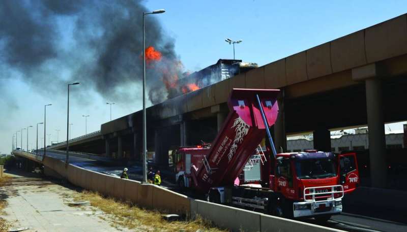  النيران تأكل الشاحنة أعلى الجسر