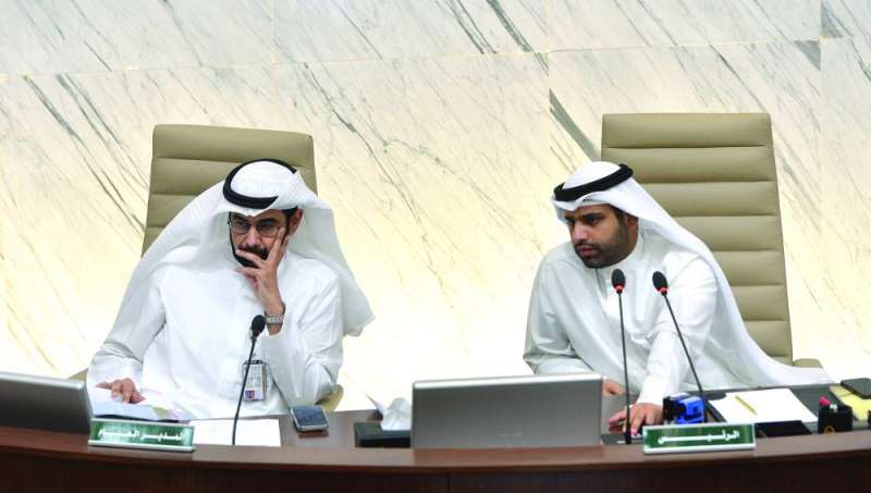 
المحري وسعود الدبوس خلال الجلسة