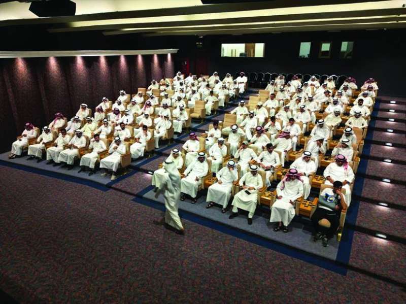 
المفتشون الجمركيون الجدد خلال تسليمهم قرارات تعيينهم
