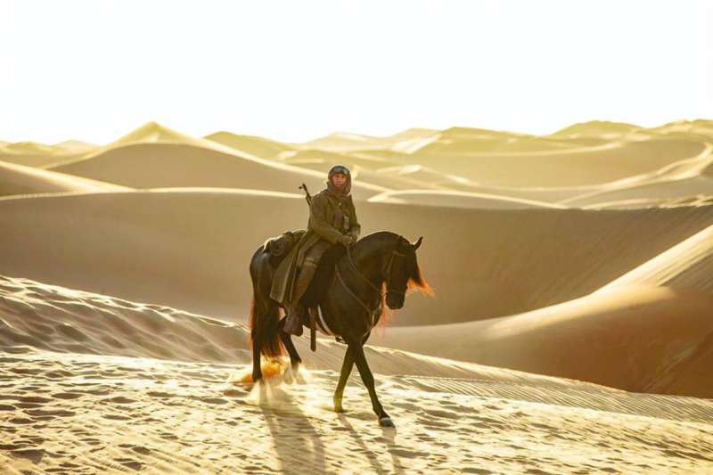 توم كروز في صحراء ليوا الإماراتية 