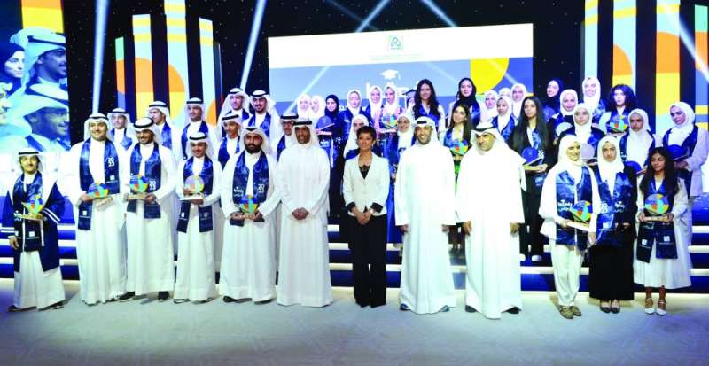 
الغانم متوسطاً المكرمين 	 (تصوير سعود سالم)