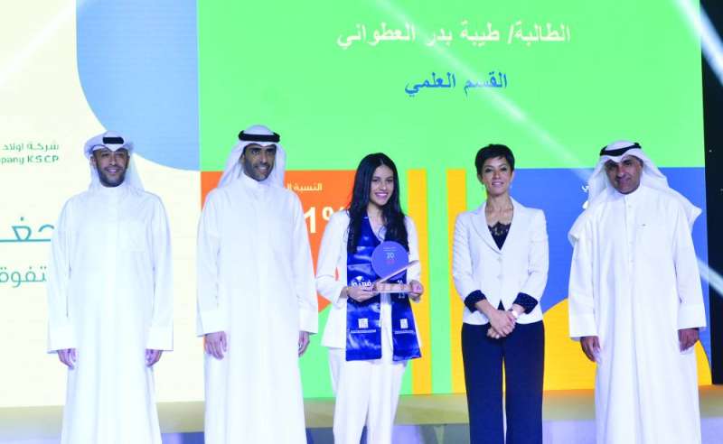 
المتفوقة طيبة العطواني متسلمة هديتها
