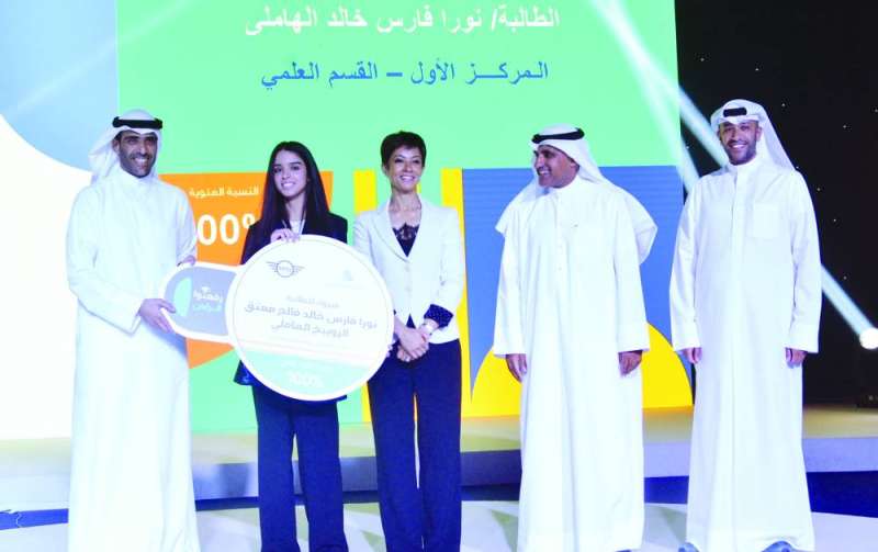 
نورة الهاملي الأولى على «العلمي» متسلمة مفتاح السيارة الهدية
