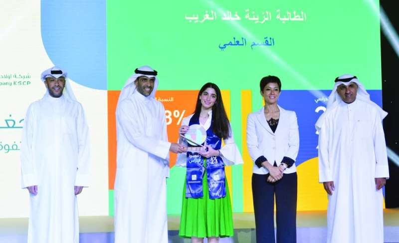 
الفائقة الزينة الغريب متسلمة جائزتها
