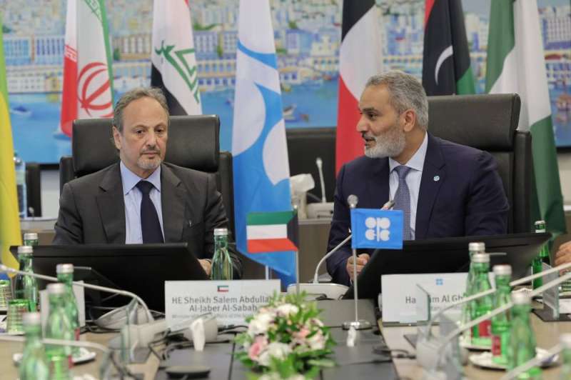 وزير الخارجية الشيخ سالم عبدالله الجابر الصباح يلتقي الأمين العام لـ(أوبك) هيثم الغيص