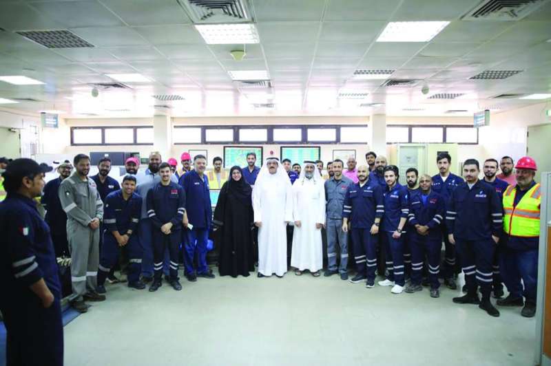 
الاستاد والعسعوسي والعلي يتوسطون العاملين في محطة الصبية
