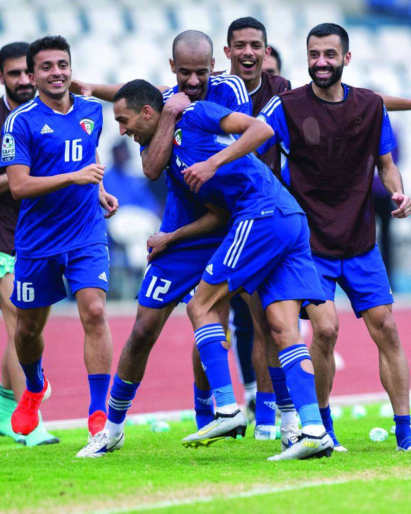 
المنقذ عبدالله عمار يحتفل مع زملائه