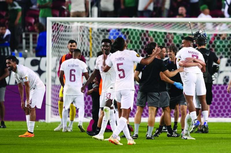 لاعبو منتخب قطر يحتفلون بالفوز (رويترز)