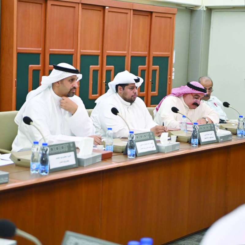 
الخبراء الدستوريون في اجتماع اللجنة التشريعية أمس