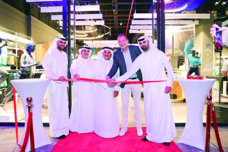 
فيصل المطوع وخالد المطوع وستيف إيفرز خلال قص شريط الافتتاح
