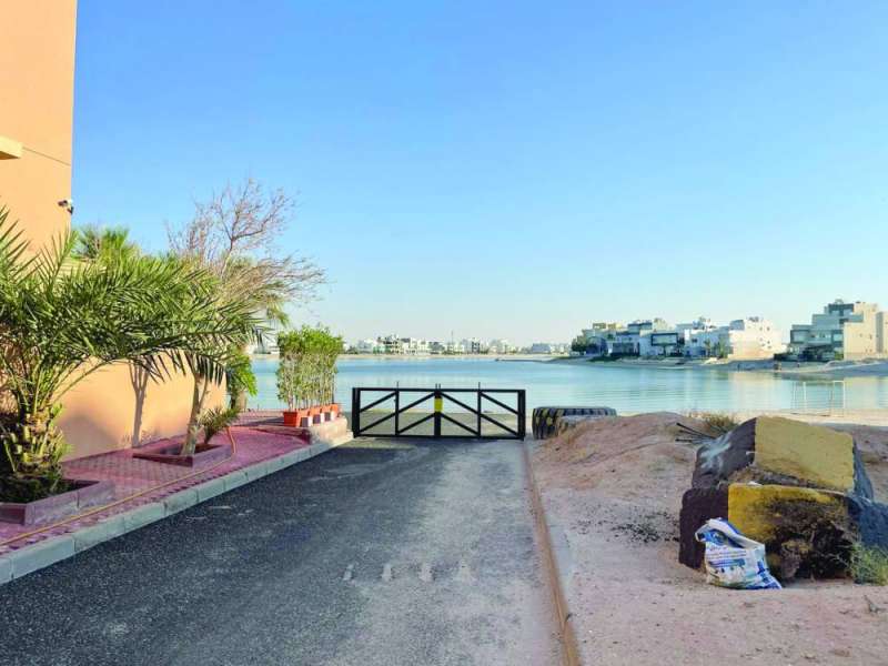 
ممر مغلق بحاجز حديد