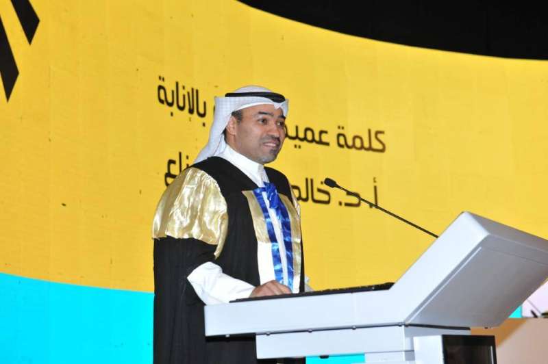 الهزاع متحدثاً في حفل التخريج