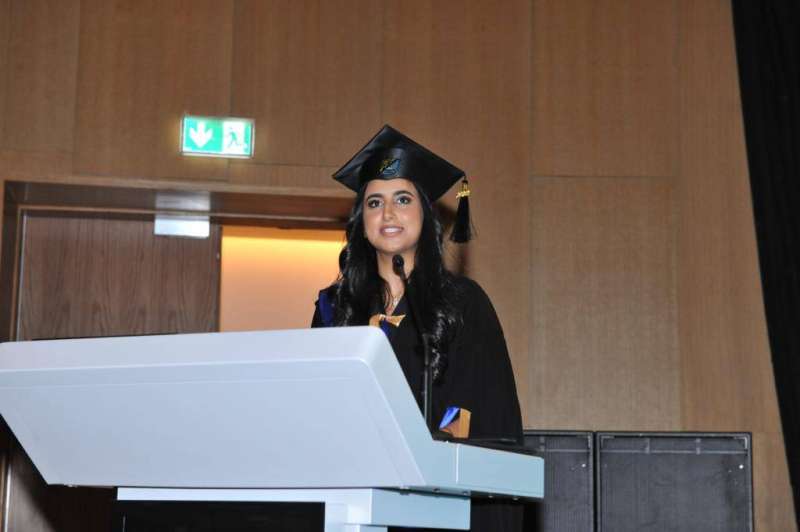 نوال الفارس تلقي كلمة الخريجات