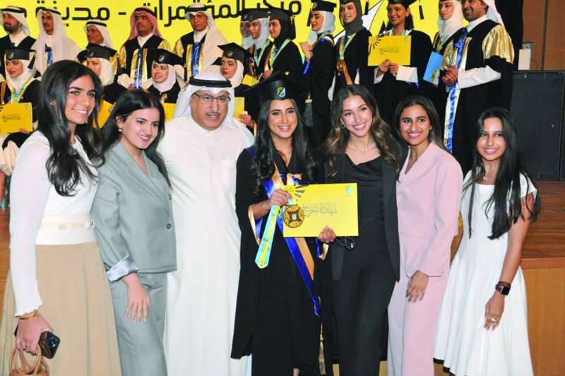 الوزير السابق محمد الفارس مع كريمته المهندسة نوال 