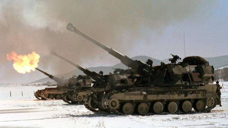 مدفع «إيه إس - 90» البريطاني ذاتي الحركة