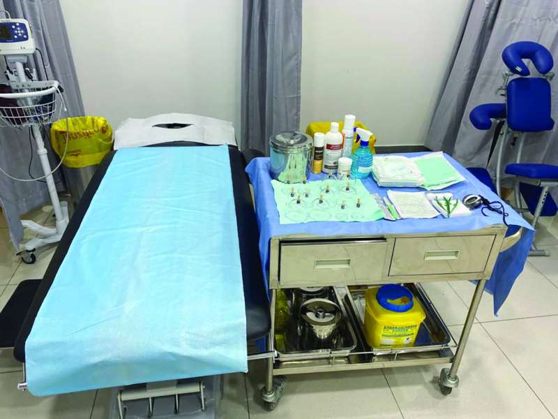 
إحدى غرف عيادة الحجامة في المركز بمنطقة الصباح الطبية
