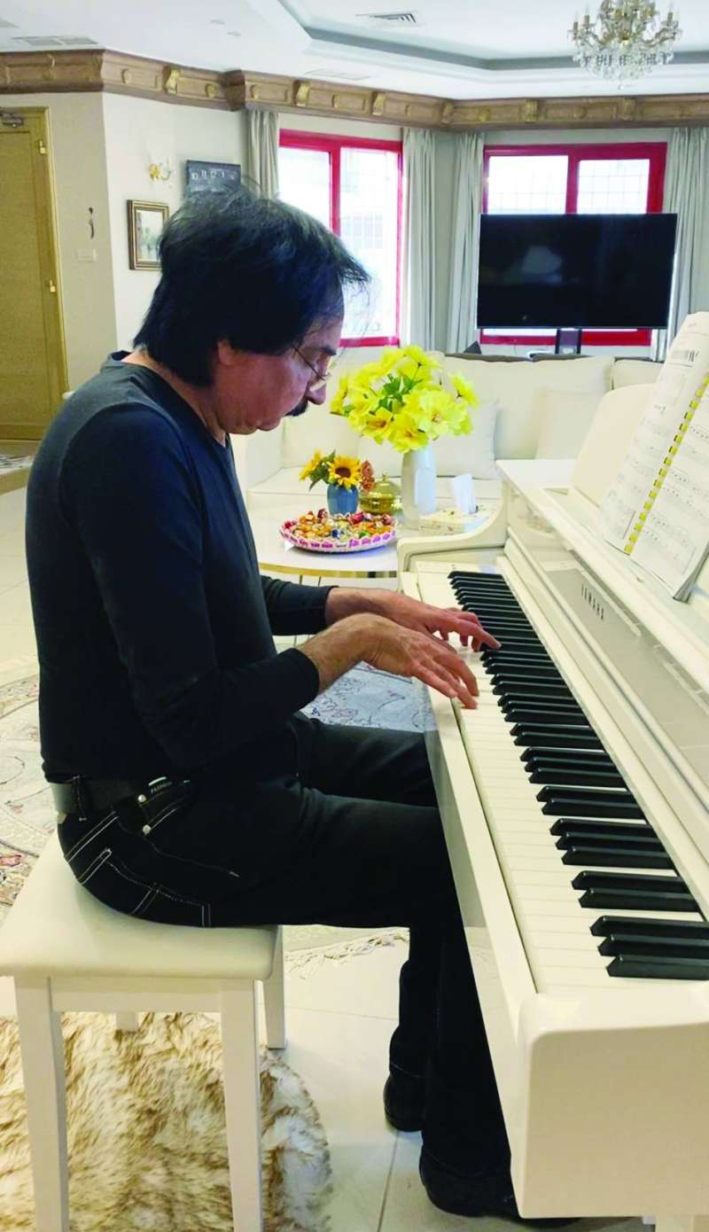 
عزفٌ على «البيانو»... بأنامل آرتي