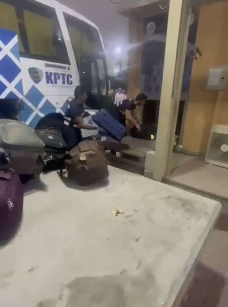 جمركيون يعملون بدل عمال المناولة 