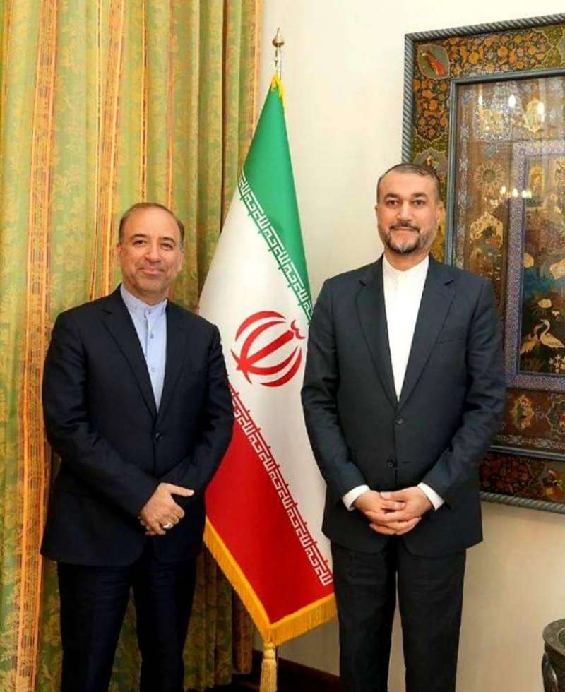 وزير الخارجية الإيراني مستقبلاً السفير الجديد لدى الكويت