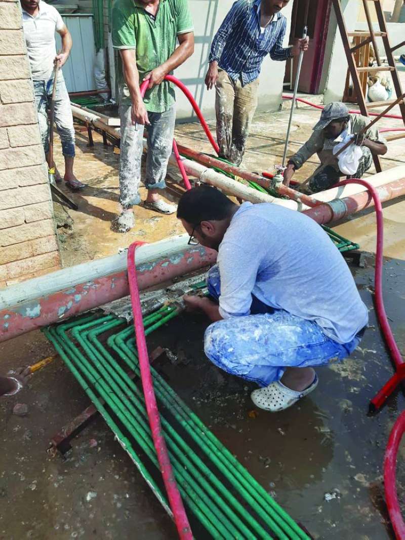 بعض أعمال الصيانة في المدارس الهندية