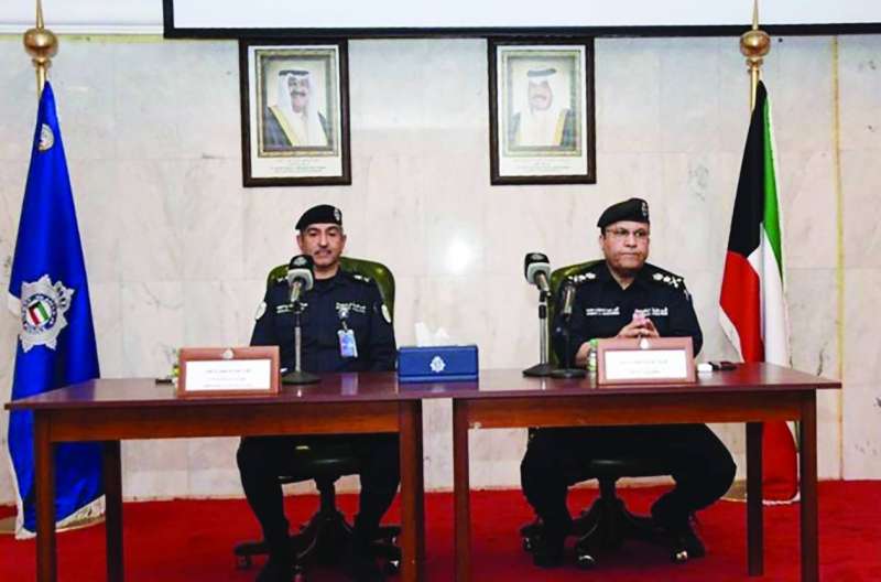 
الفريق البرجس واللواء الرجيب خلال الاجتماع
