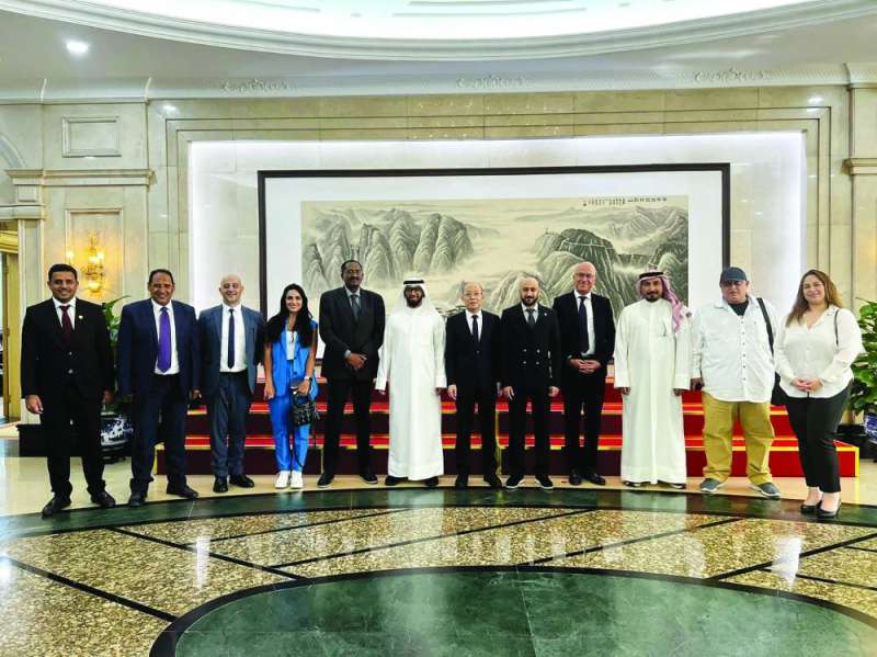  جياو متوسطاً أعضاء الوفد الإعلامي الكويتي في لقطة جماعية