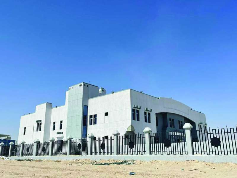 أحد المباني العامة الجاهزة في منطقة المطلاع
