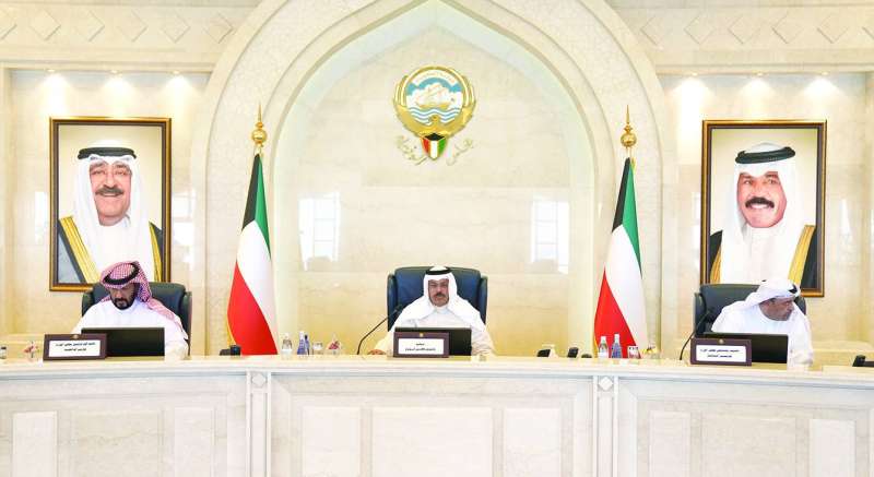 رئيس الوزراء مترئساً الاجتماع أمس