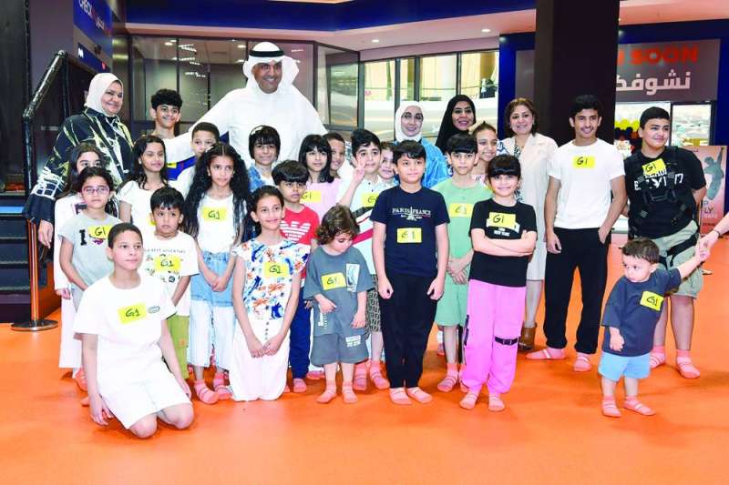  البرجس وعدد من مسؤولي الهيئة مع الأطفال القصر