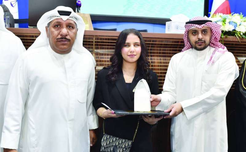 تكريم إحدى الطالبات