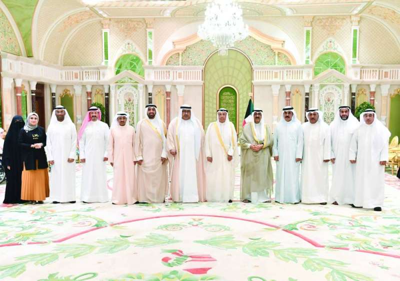 
سمو ولي العهد متوسطاً وزير ومسؤولي وزارة التربية وأسر الفائقين