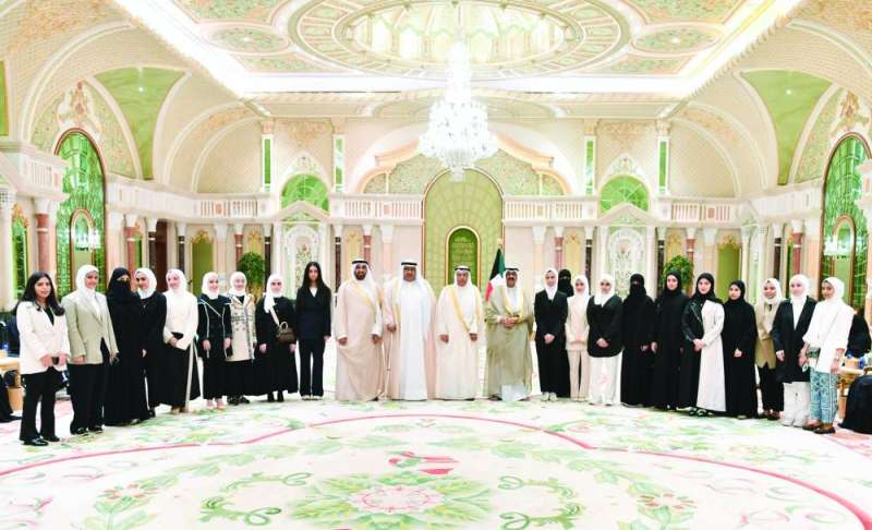 
ولي العهد في لقطة جماعية مع الطالبات الفائقات