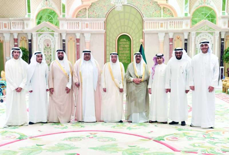 
ولي العهد في لقطة جماعية مع قيادات «التربية» والطلبة الفائقين