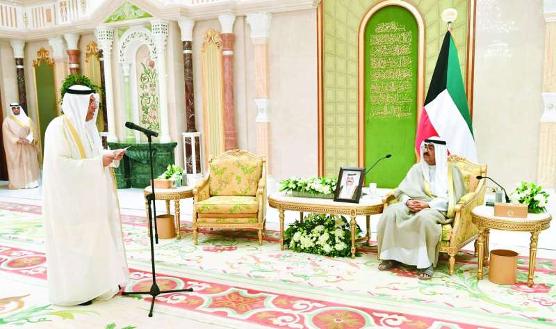 ولي العهد مستمعاً إلى كلمة وزير التعليم