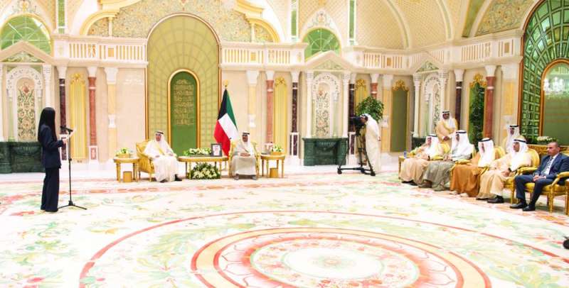 الطالبة الفائقة نورا الهاملي تلقي كلمة نيابة عن الطلبة الفائقين