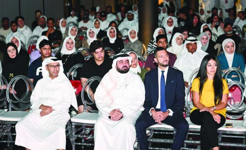 
حضور حاشد من الطلبة وذويهم 	(تصوير سعود سالم)
