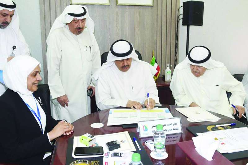 
المحافظ علي الأصفر يوقّع وثيقة اعتماد قرطبة مدينة صحية