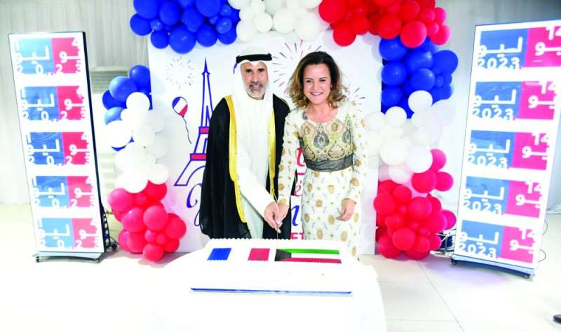 
جرّاح الصباح والسفيرة الفرنسية يقطعان قالب الحلوى خلال الاحتفالية