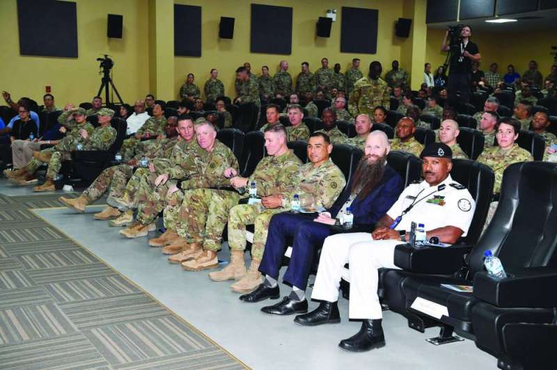 القائم بالأعمال الأميركي وكبار الضباط الكويتيين والأميركيين في الحفل 