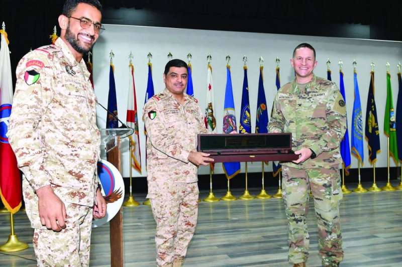 هدية تذكارية من الجيش الكويتي للعقيد وولجموث