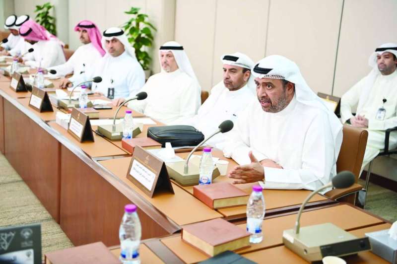 
الوزراء أحمد الفهد وسعد البراك وسالم الصباح خلال اجتماع لجنة الشؤون الخارجية